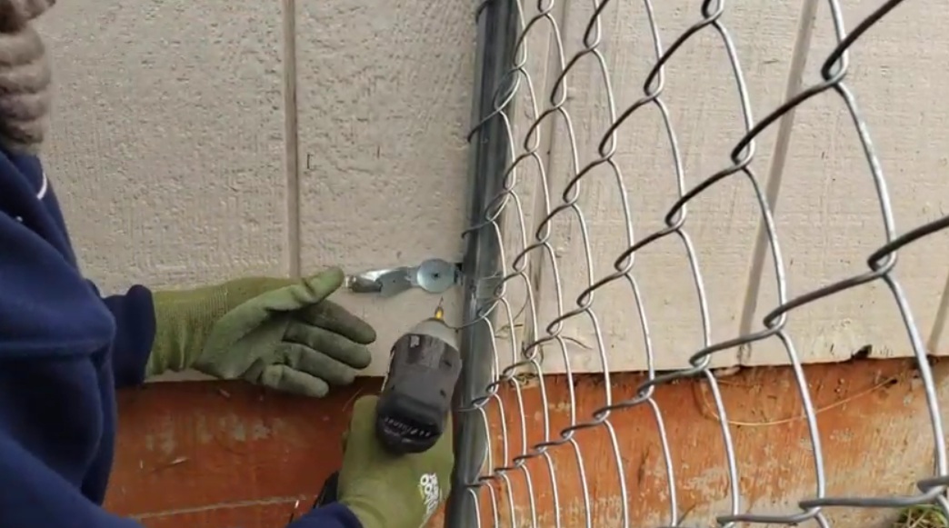 Gate pannel fastened to house